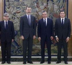 Su Majestad el Rey junto al Gobernador del Estado Libre Asociado de Puerto Rico, Alejandro García Padilla y autoridades presentes en la audiencia